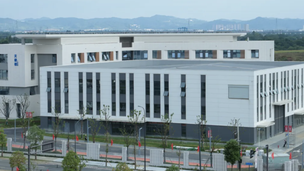 四川首个产业园区里的大学投用