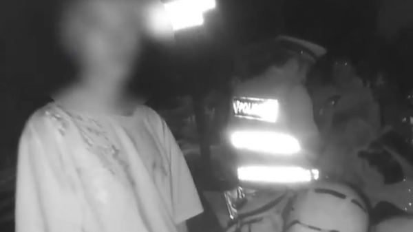 视频 | 男子为寻求刺激“翘头”“炸街” 成都交警：7日拘留，200元罚款！