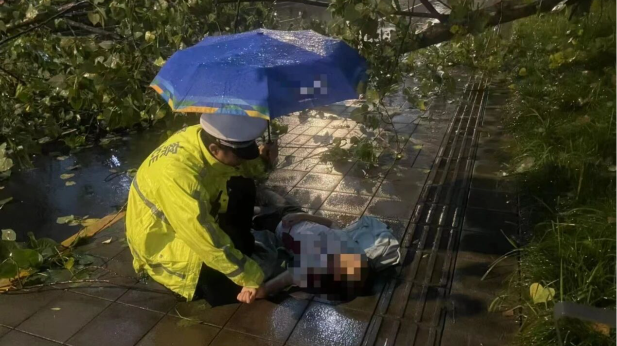 暴雨中被成都交警救起的昏迷女孩“找上门来”，带着感谢信和鲜花！