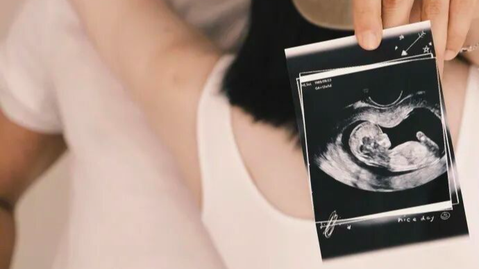 演员陈伟霆与超模何穗官宣生子 晒多张照片公布喜讯