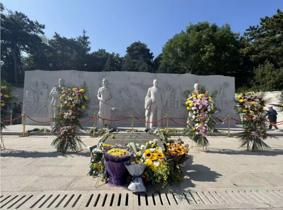 泪目！“吴石”向吴石献花