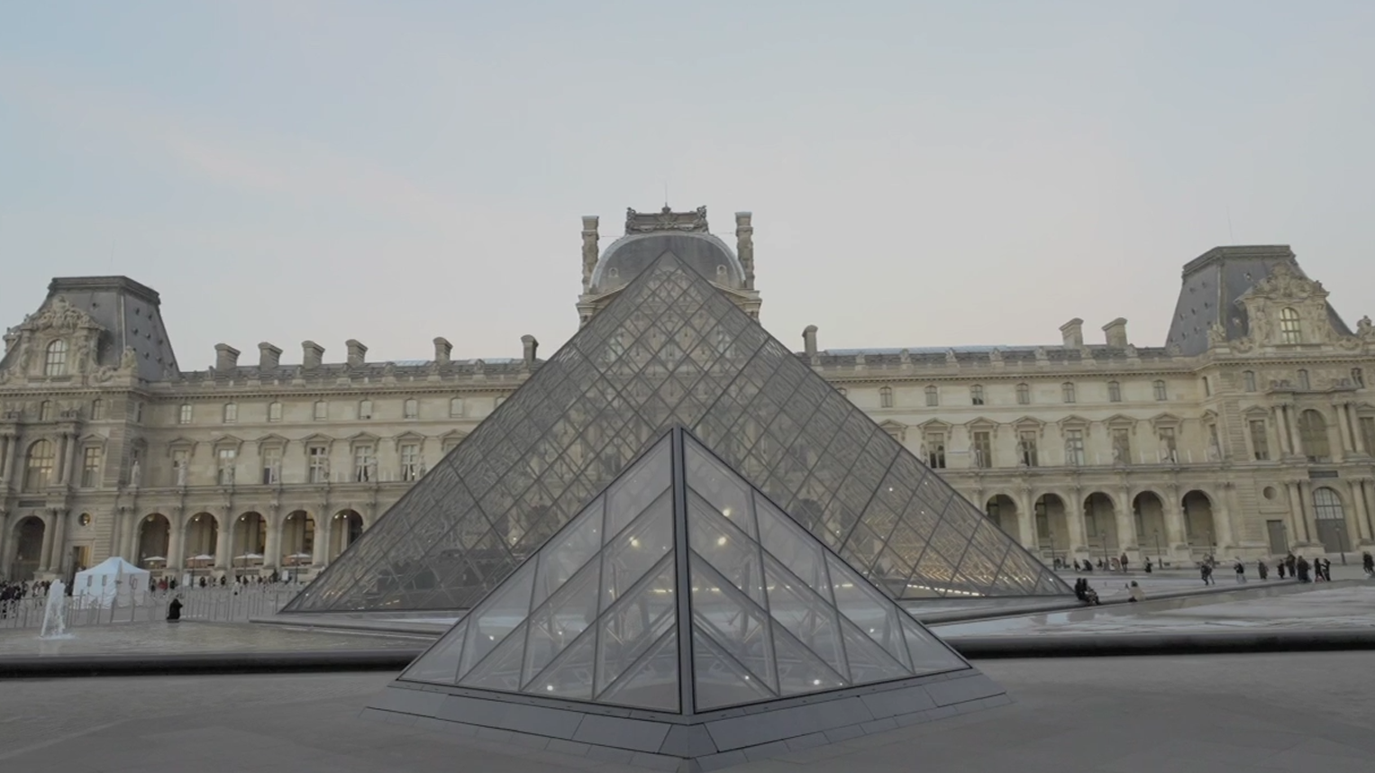 法官员证实卢浮宫遭抢劫：多件拿破仑时期珠宝被盗