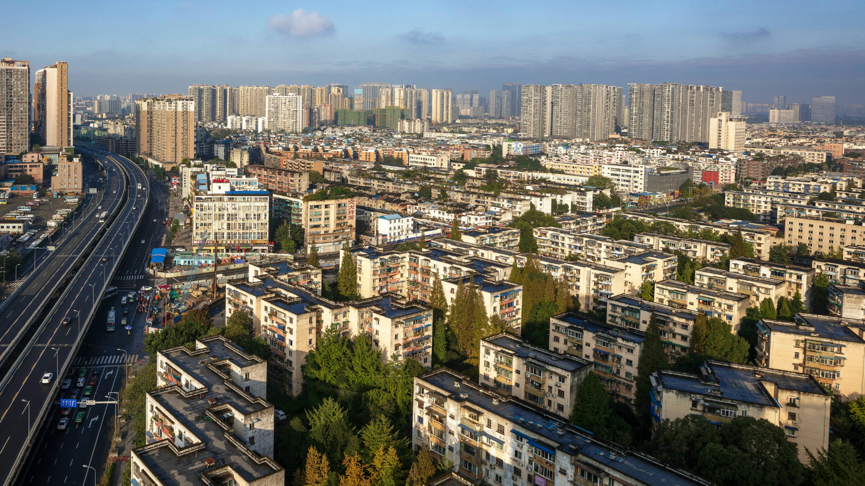 9月份各线城市商品住宅售价环比下降，同比降幅总体持续收窄