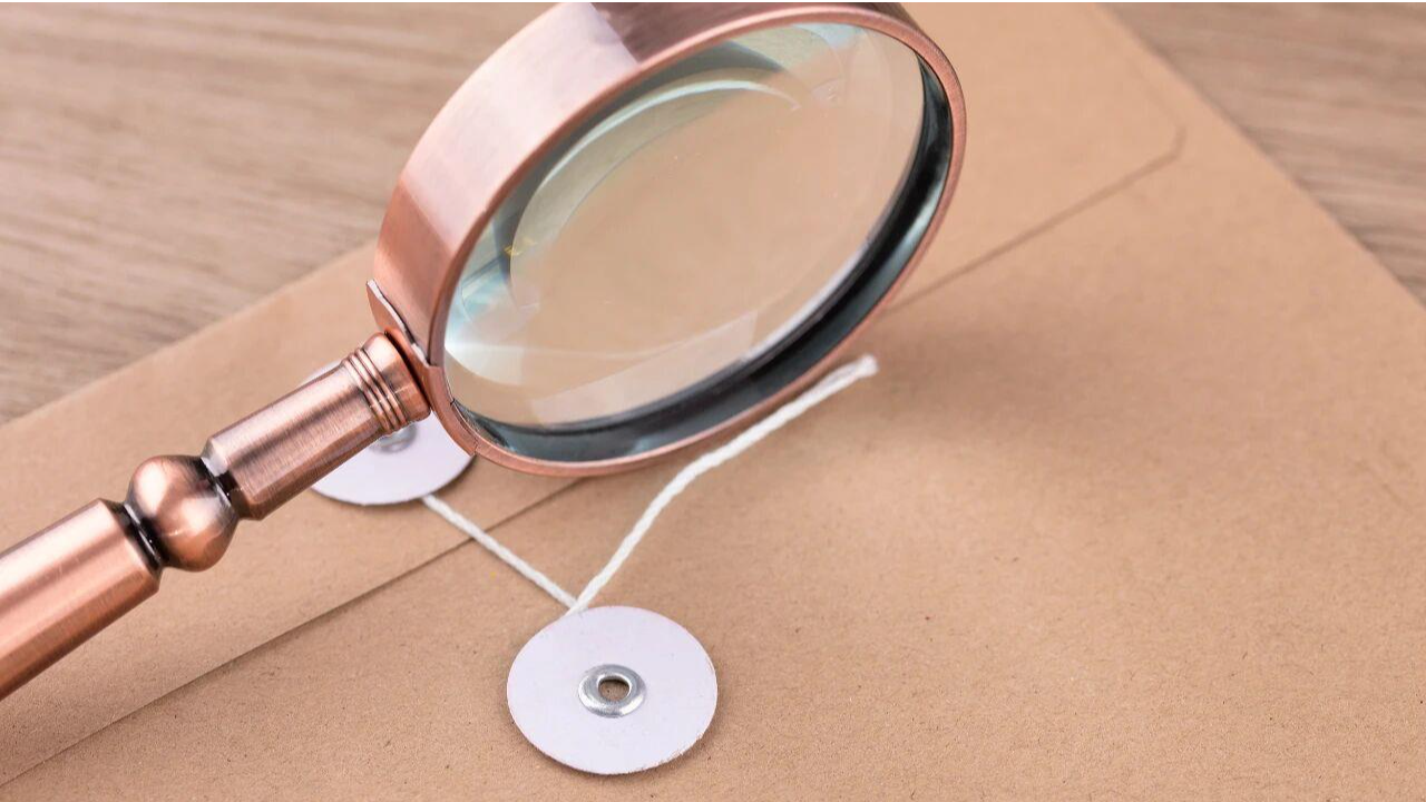 偷拍军事装备发到家庭群 临聘人员为“挣面子”泄密获刑五年