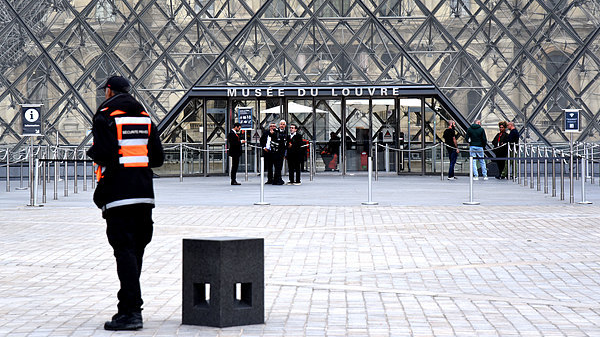 卢浮宫遭抢文物未投保 分析称追回可能性低
