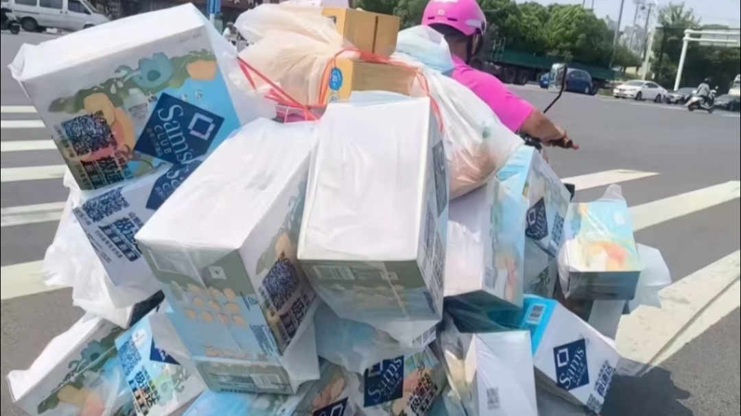 配送员超载严重引质疑  山姆：将改用三轮车运输大件货物