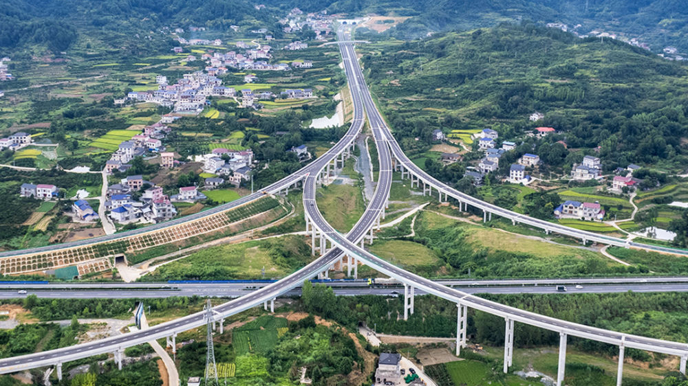 思想之光照亮奋进之路——以习近平同志为核心的党中央引领中国经济社会高质量发展迈向新境界