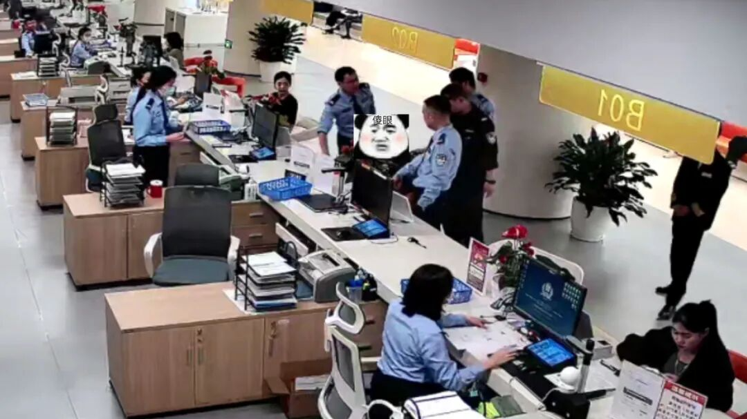 逃犯办护照时被系统“一眼锁定”，民警机智应对将其控制