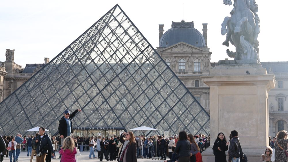 卢浮宫馆长承认安保缺陷 大劫案三天后博物馆重新开放