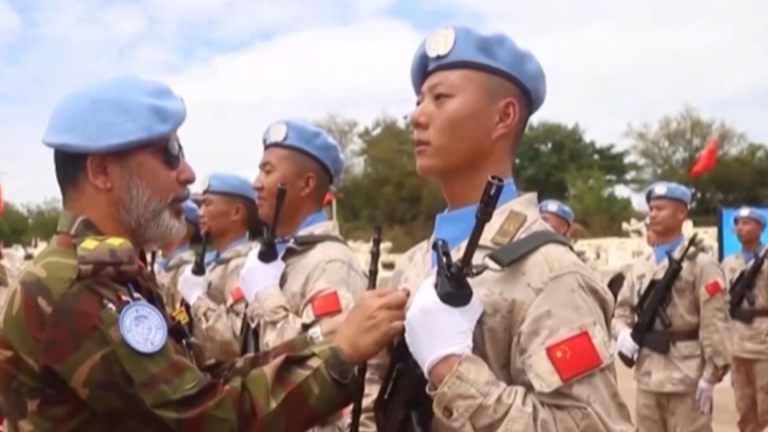 700名中国维和官兵获联合国“和平荣誉勋章”