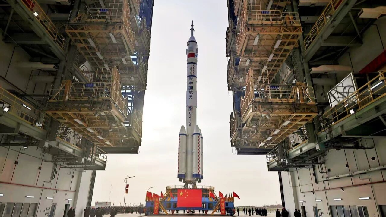 神舟二十一号船箭组合体转运至发射区 近日择机实施发射