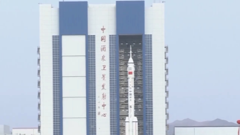 神舟二十一号垂直转运 船箭组合体奔赴塔架