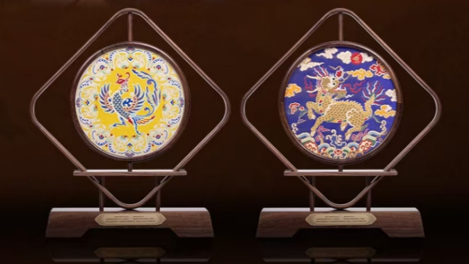 云锦与蜀锦跨越千年首次牵手 《威凤祥麟》双锦艺术摆件发布