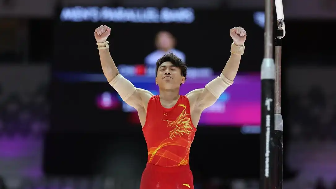 中国选手邹敬园夺得体操世锦赛男子双杠冠军