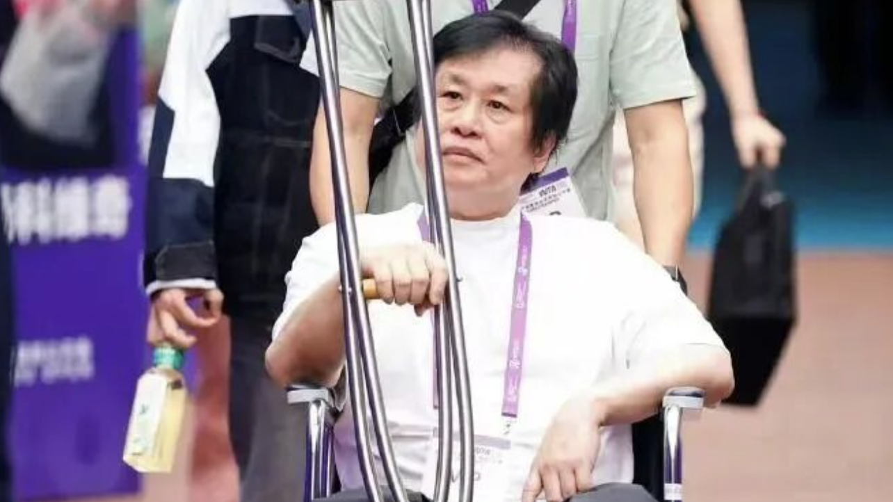 “连滚带爬进飞机”，歌手郑智化怒斥“没人性”，深圳机场深夜致歉