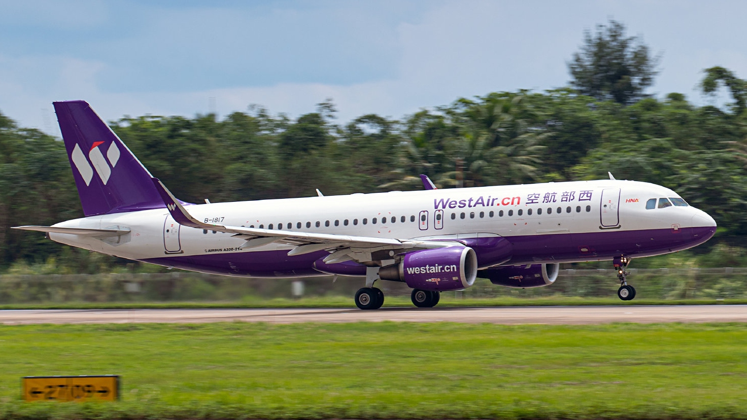 西部航空一航班登机时旅客充电宝冒烟 无人员受伤、航班已顺利起飞