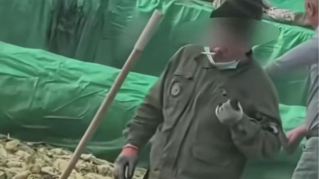 辽宁一工人在酸菜池中抽烟吐痰！当地市监局：未流入市场，将依法严惩