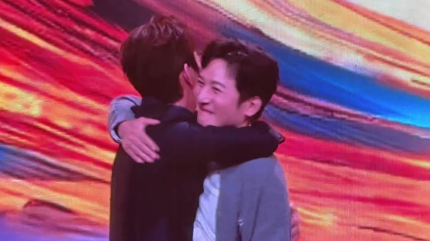 冲上热搜!李维嘉回归湖南卫视,上台与何炅汪涵依次拥抱,哽咽发言