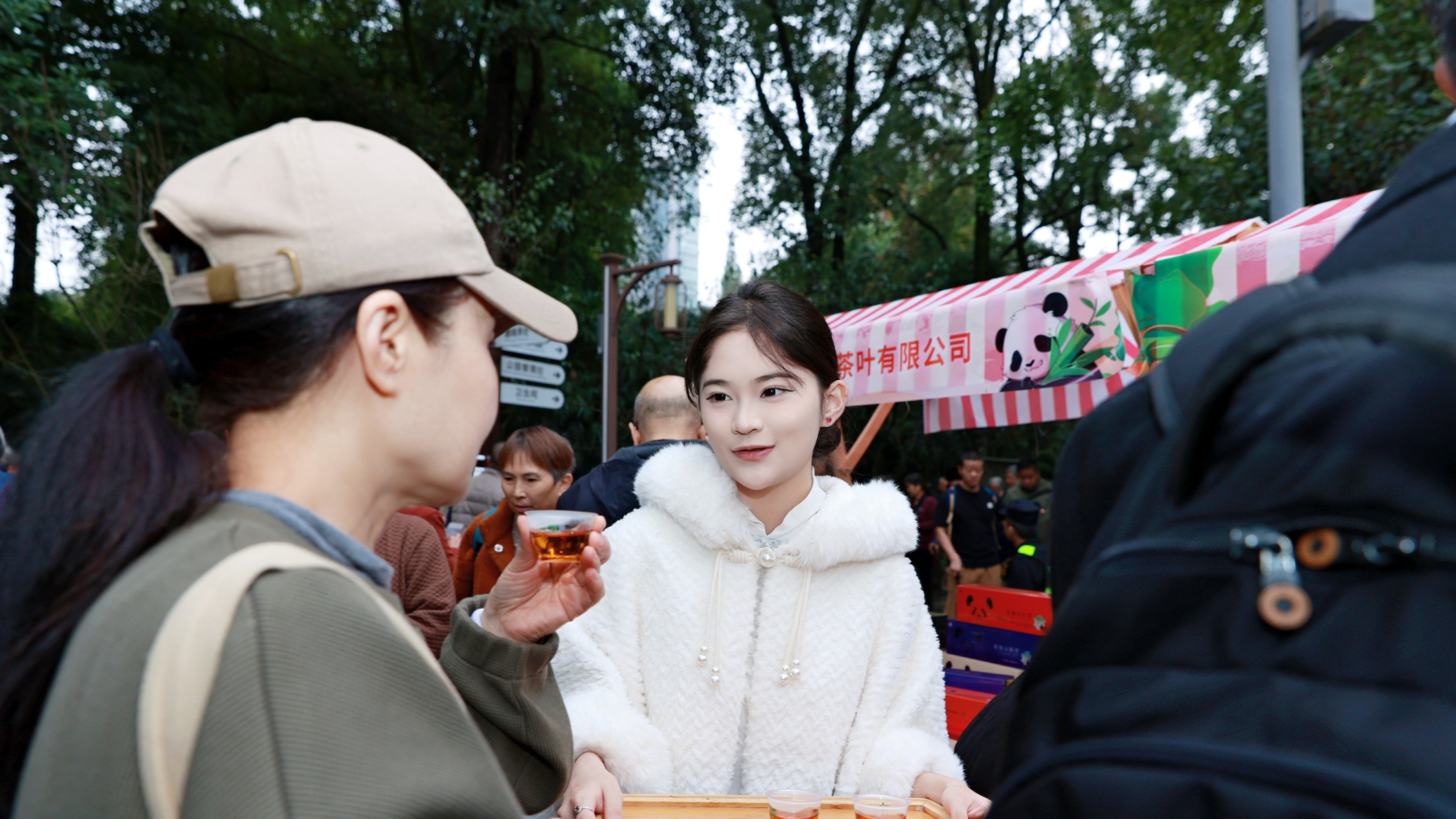 视频｜花式“宠”老度重阳 成都金秋消费季持续上新