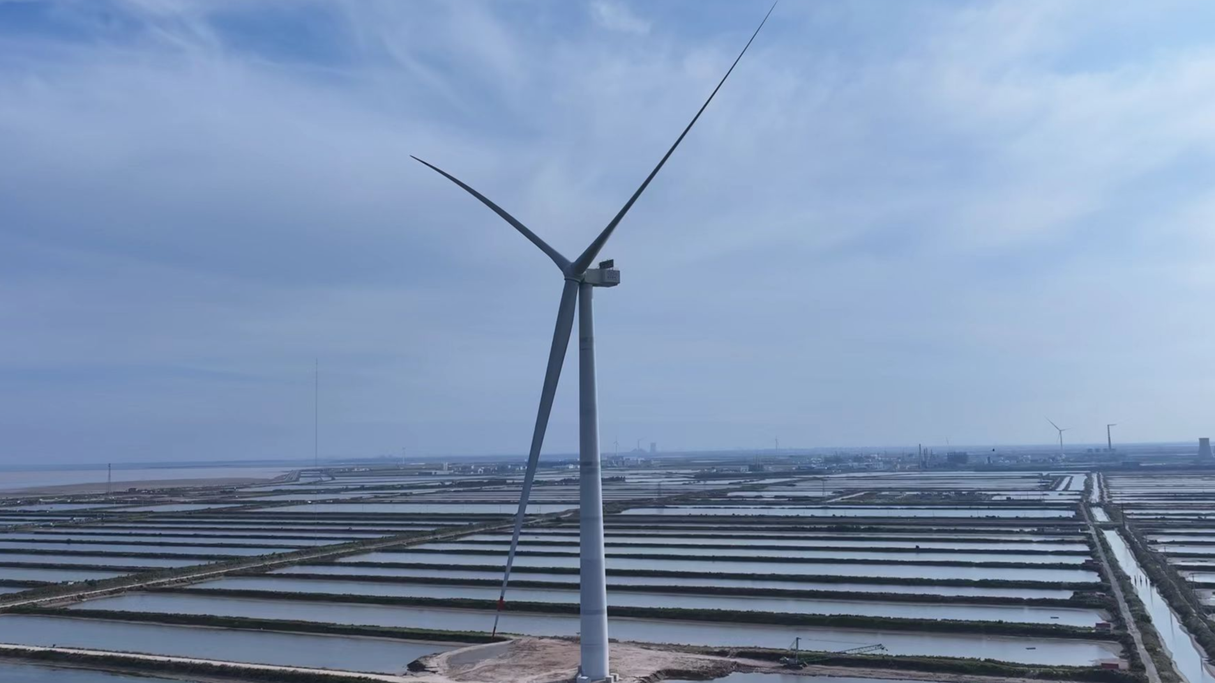 刷新两项世界纪录 全球最大26兆瓦级海上风电机组并网发电