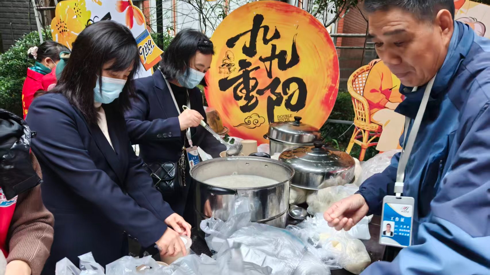 一碗暖粥传递温情！龙泉驿平江路社区开展邻里关怀活动