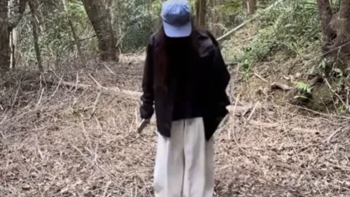 女子山中玩“野生蹦床”，事后得知是蛇窝？专业人士回应