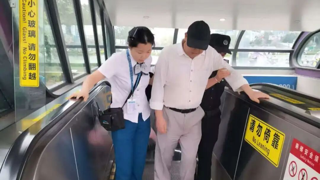 视频 | 一封感谢信背后的成都温度，老人摔倒他们上演教科书式救援