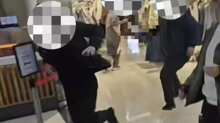 河南许昌胖东来生活广场内突发伤人事件，警方回应