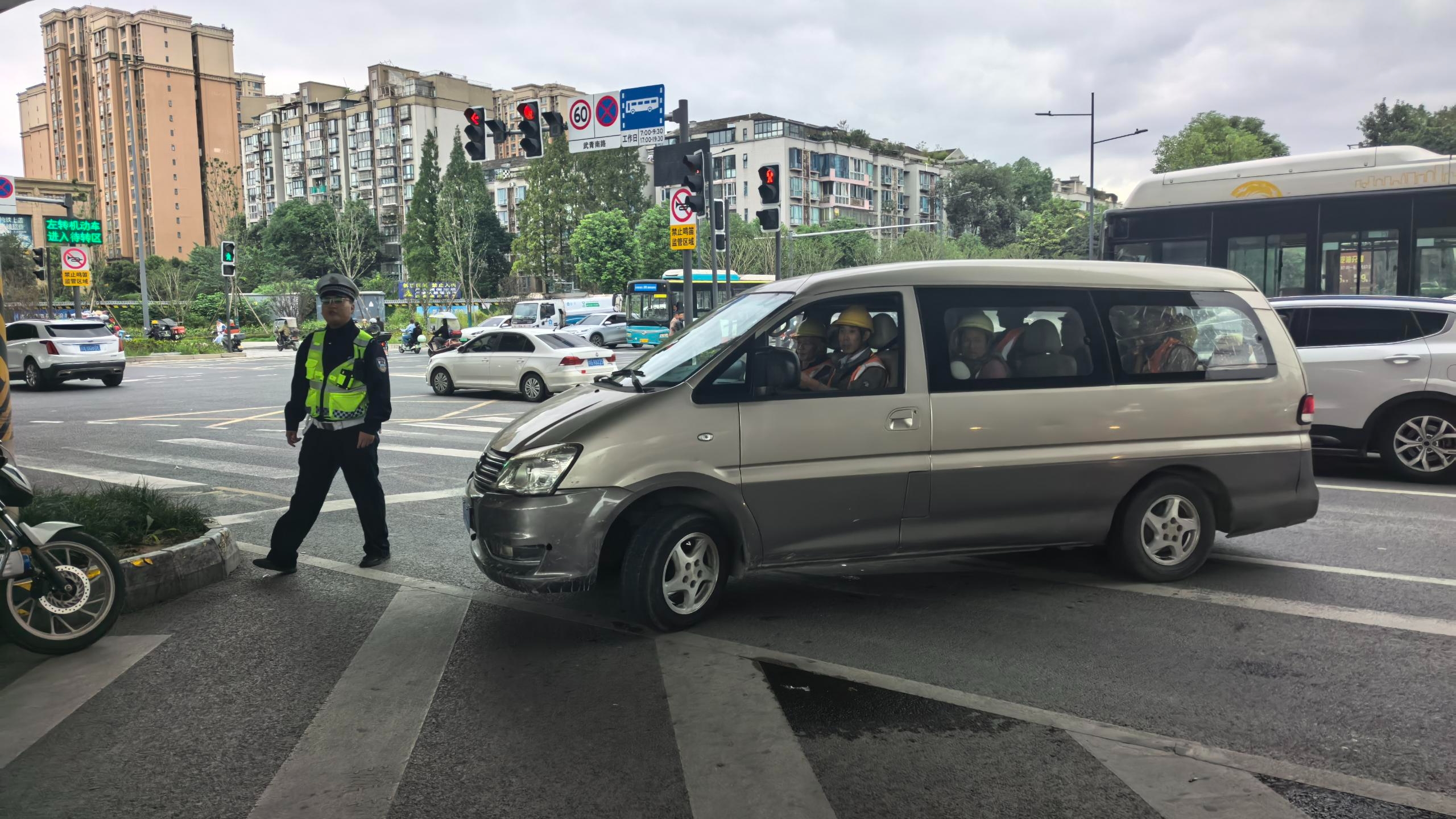 视频 | 核载7人实载12人！这两辆超载小客车被查！