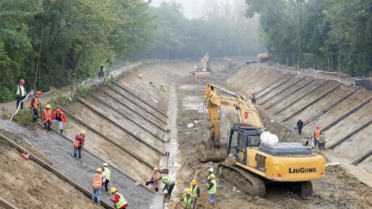 冲刺11月25日通水目标！东风渠总干渠迎“装修” 60天完成施工