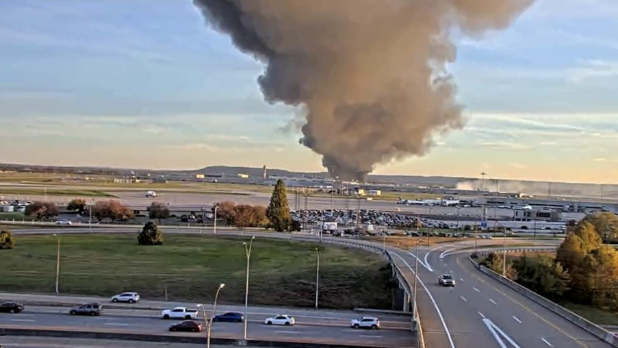 美国肯塔基州一机场发生飞机坠毁事故