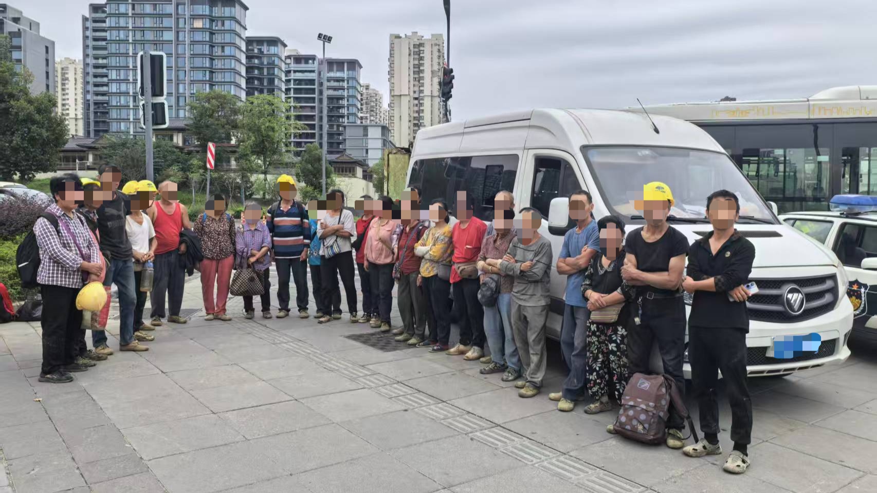 核载9人实载24人！司机涉嫌危险驾驶被刑拘