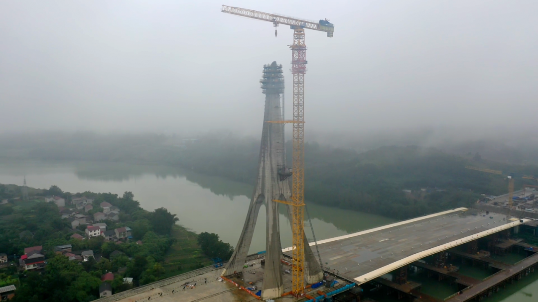 超宽桥体毫米级对接！成都东西城市轴线沱江大桥主梁顺利合龙