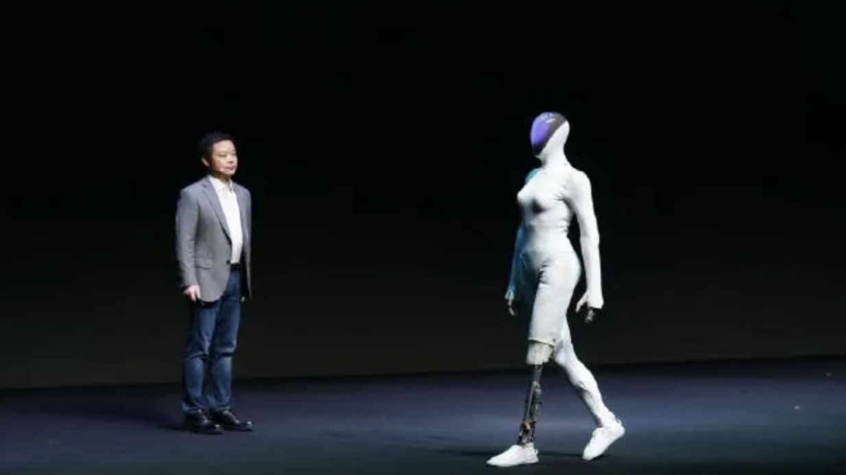 人形机器人里藏真人？小鹏汽车董事长哽咽辟谣：首次剪掉机器人腿部肌肉