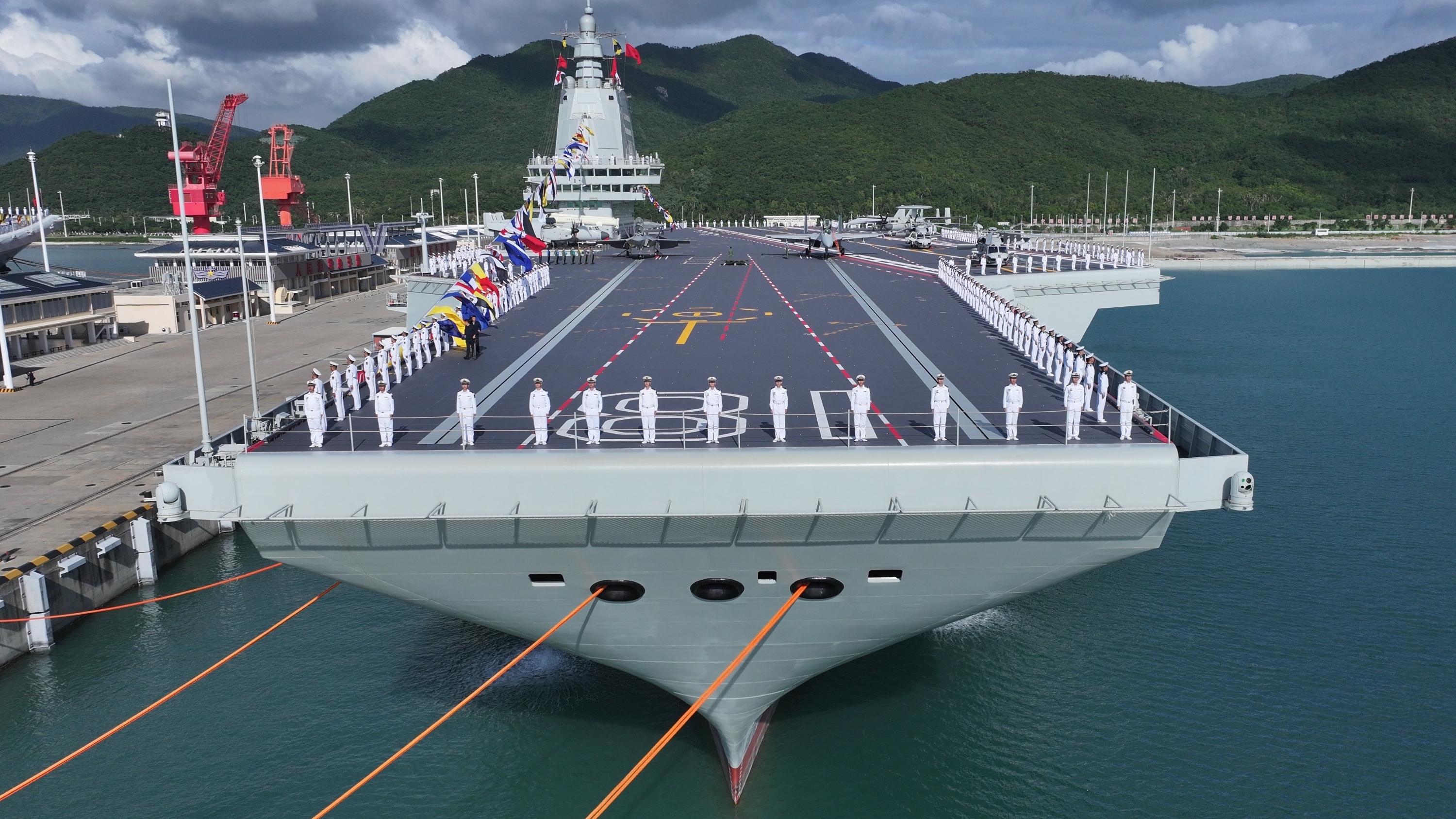 海军新闻发言人就福建舰入列有关问题答记者问