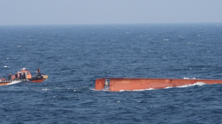 一中国渔船在韩国附近公海倾覆，中韩海警搜寻3名失踪船员