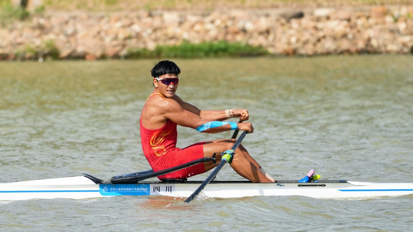 四川选手邓志玮全运会男子单人双桨决赛夺金