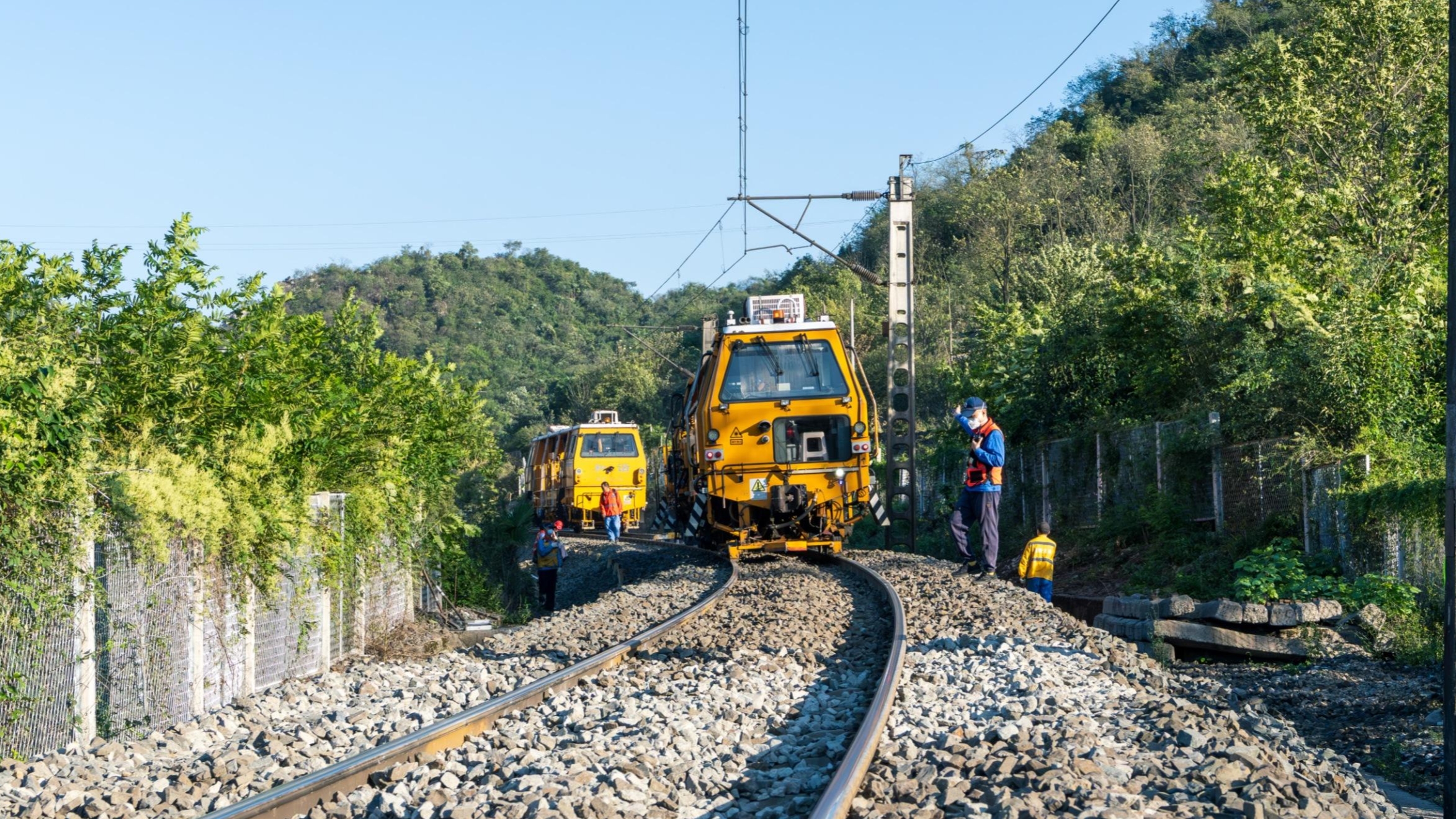 换枕21820根、线路打磨265公里…2025年川黔铁路集中修施工完成