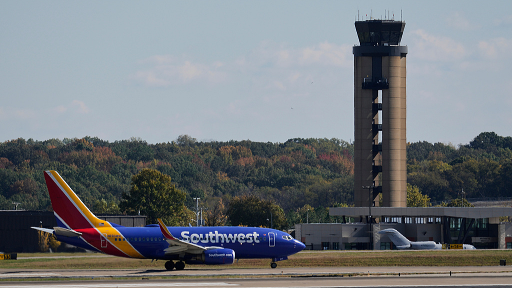 美空管员短缺 多地航班延误 数十万乘客受影响