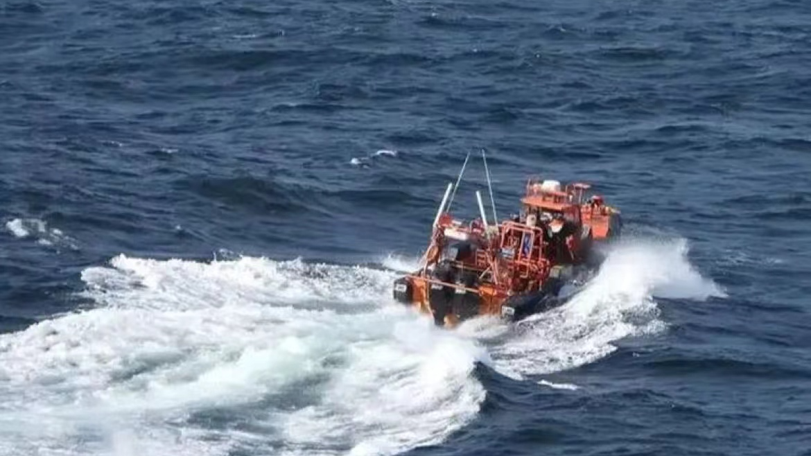 两艘中国渔船先后在韩国附近海域倾覆 仍有12人失踪