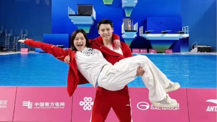 快评｜带伤赴赛，笑对输赢，17岁的全红婵长大了