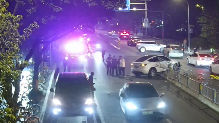 视频 | 救人秒变抓人 男子醉驾险酿大祸