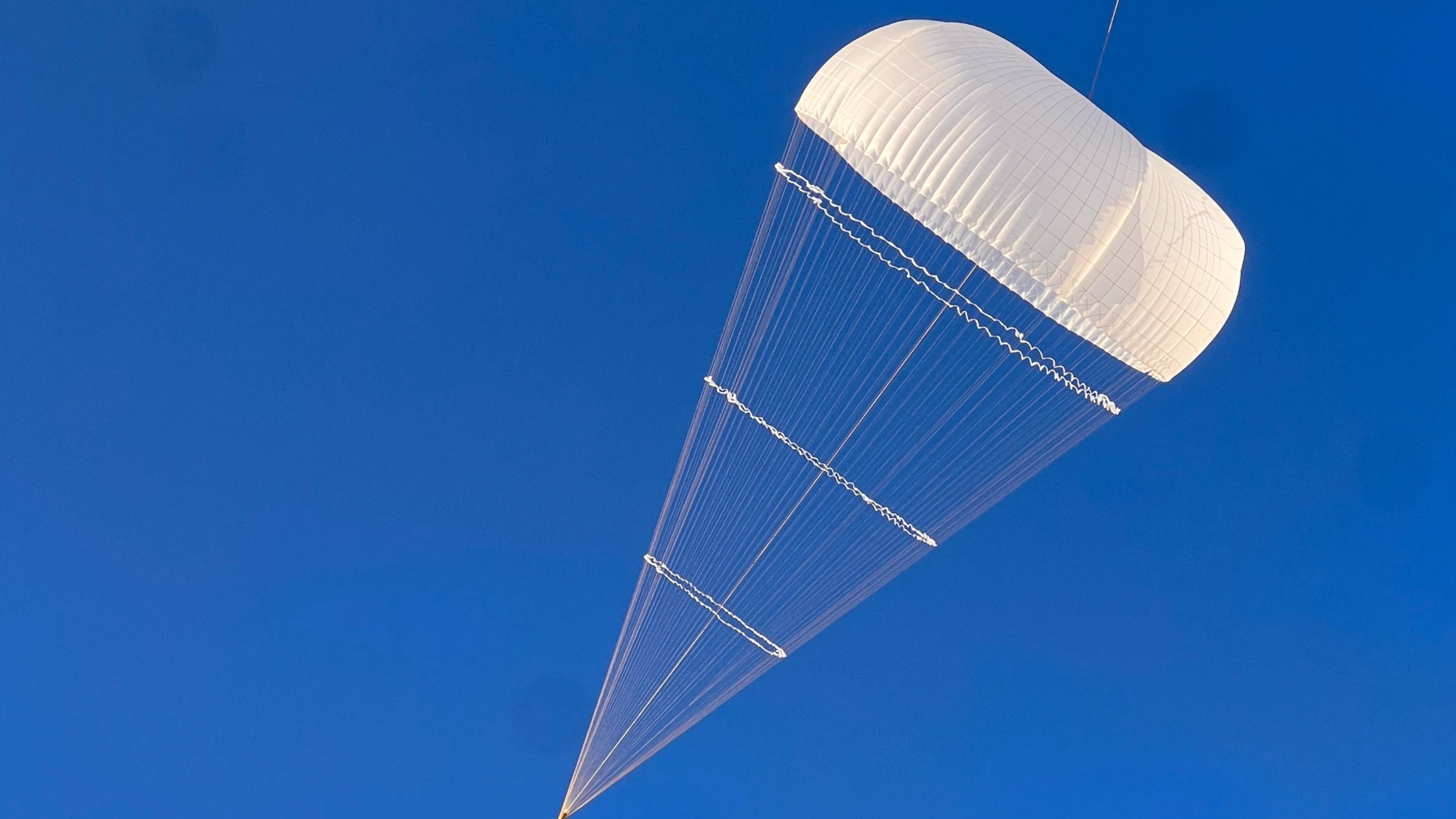 世界最大高空风力发电捕风伞成功开伞
