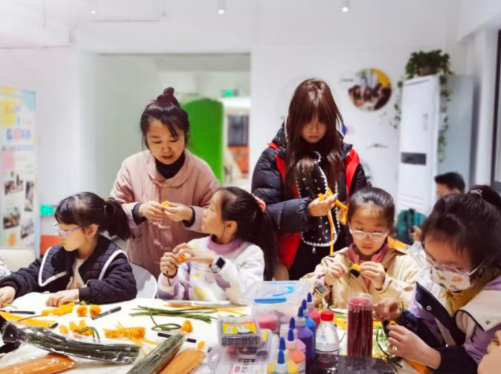 成都莲花社区秋假托管启幕 非遗灯笼、趣味游戏伴学子乐享假期