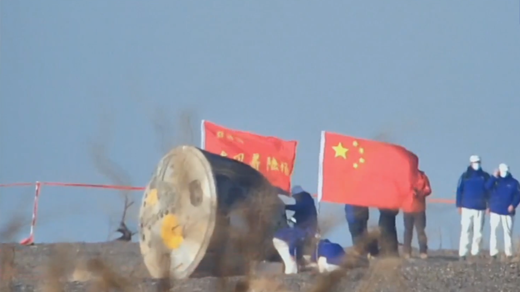 飞船返回舱成功着陆 神二十乘组三名航天员到家了！