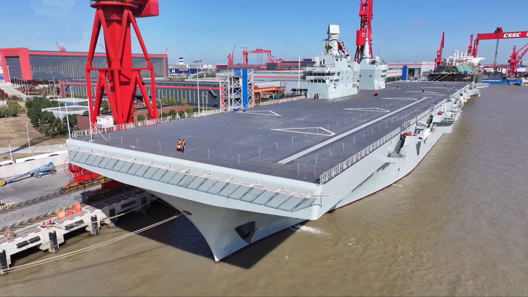 海军四川舰开展首次航行试验