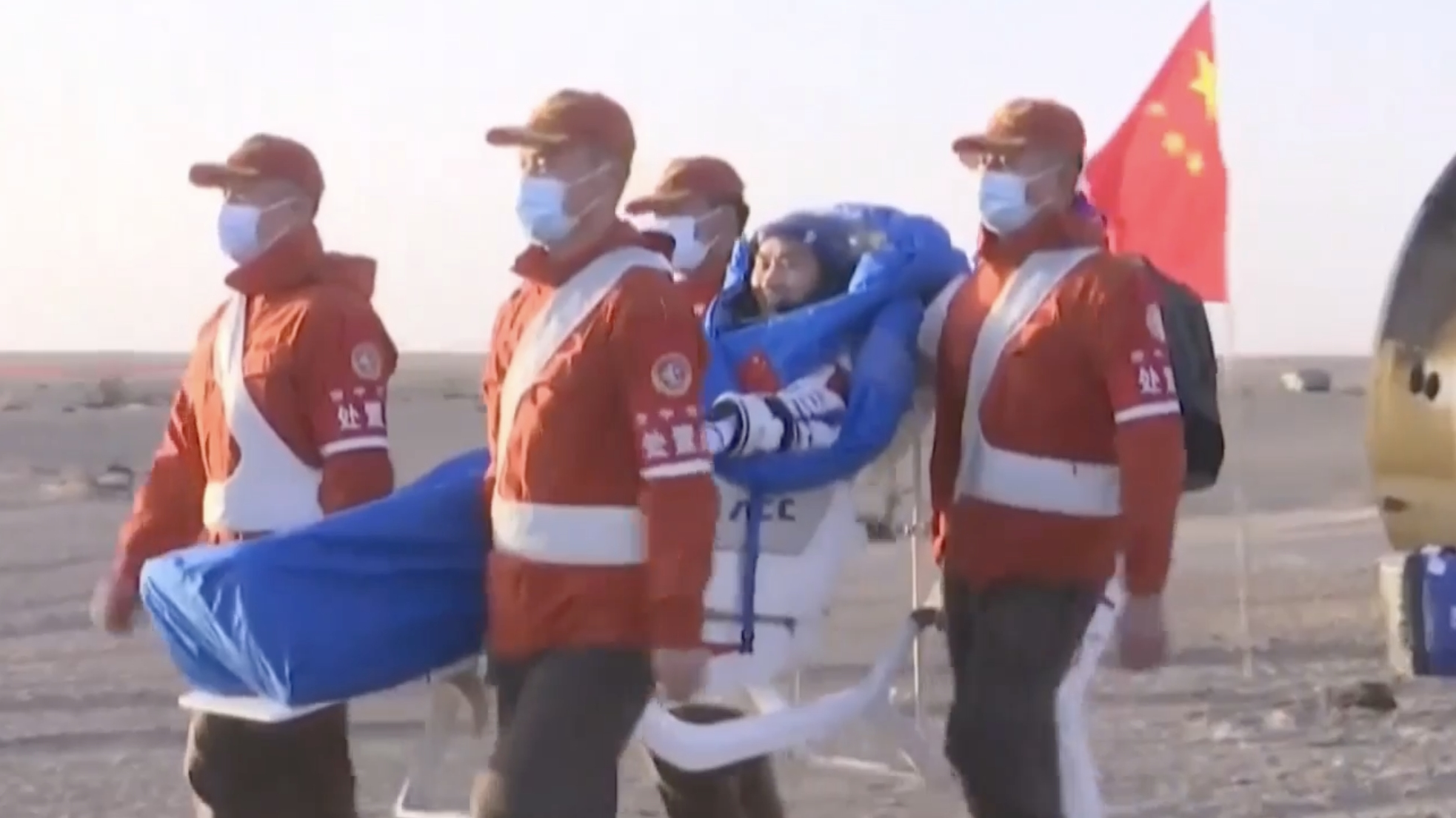 航天员陈中瑞顺利出舱