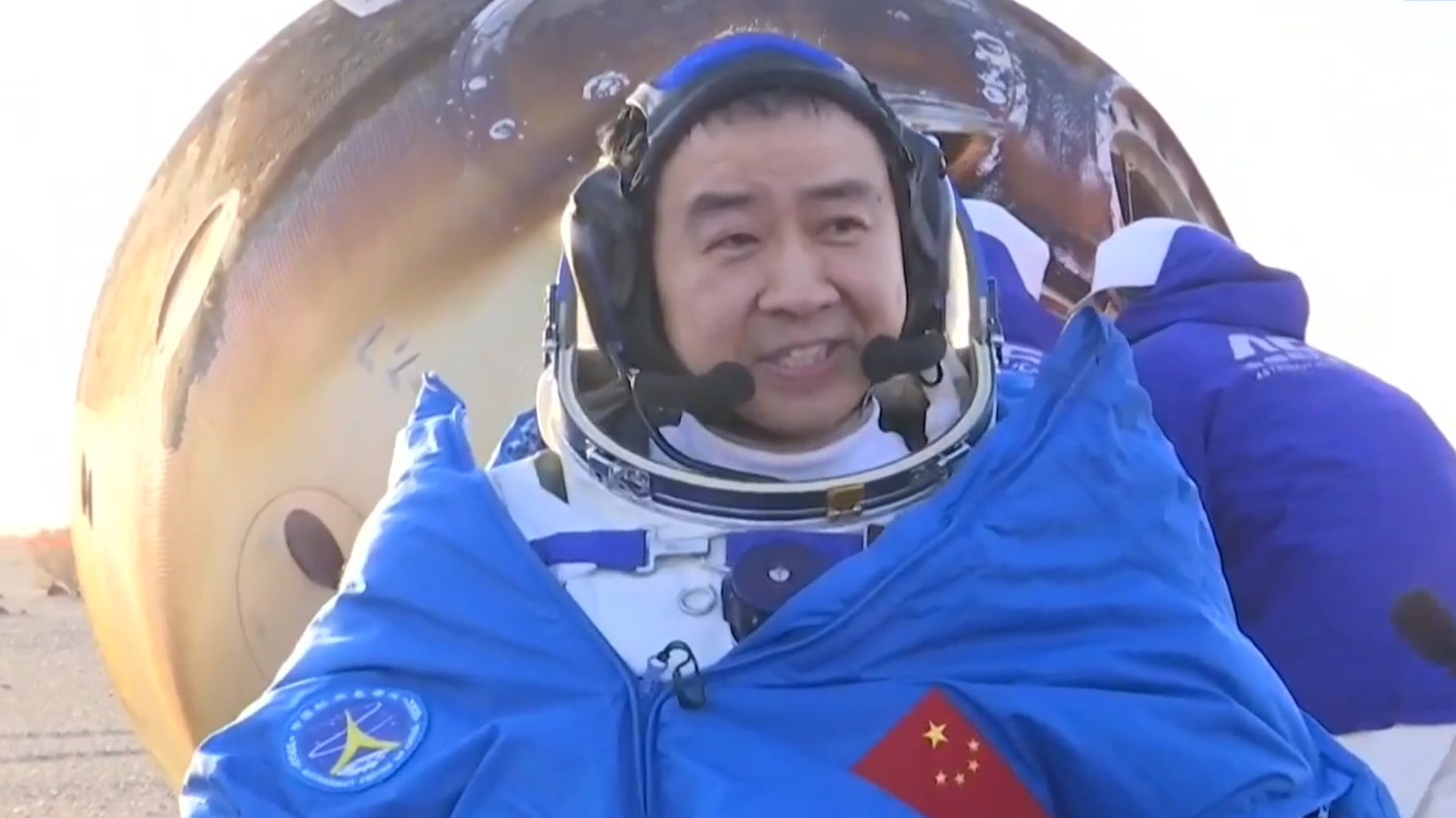 在轨驻留总时长超过400天！​神舟二十号航天员陈冬安全出舱