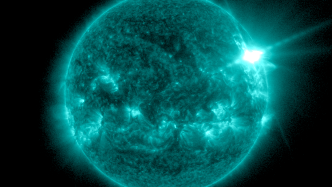 中国气象局：太阳活动区14274爆发X4.0级耀斑