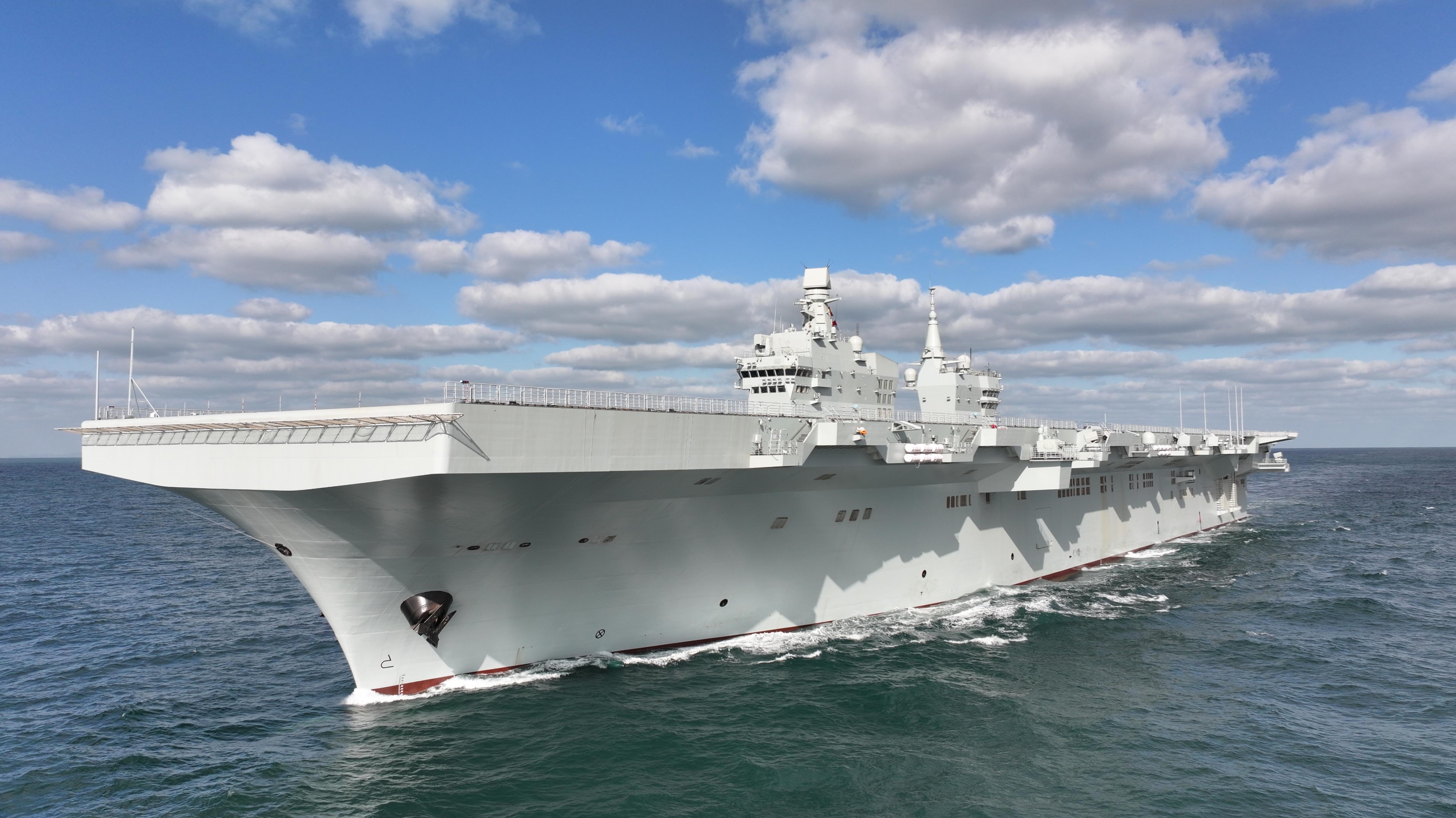 海军四川舰顺利完成首次航行试验